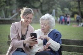 Senior w aplikacji randkowej, telefon